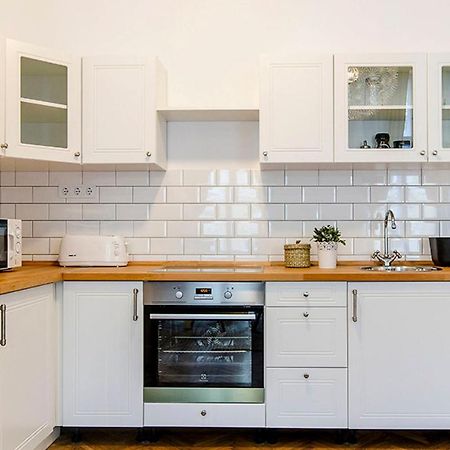 Cozy 2 Bedroom Apartment In Terez Boulevard. Boedapest Buitenkant foto
