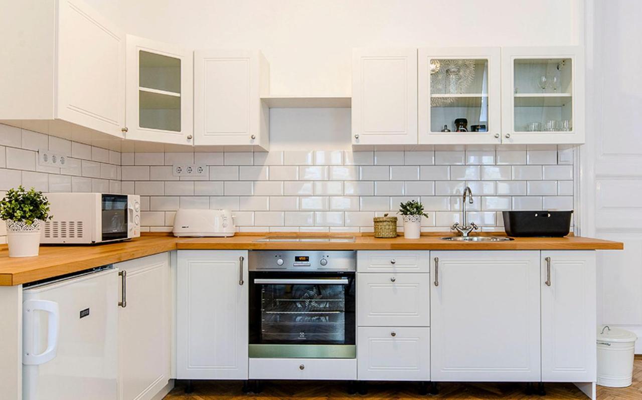 Cozy 2 Bedroom Apartment In Terez Boulevard. Boedapest Buitenkant foto