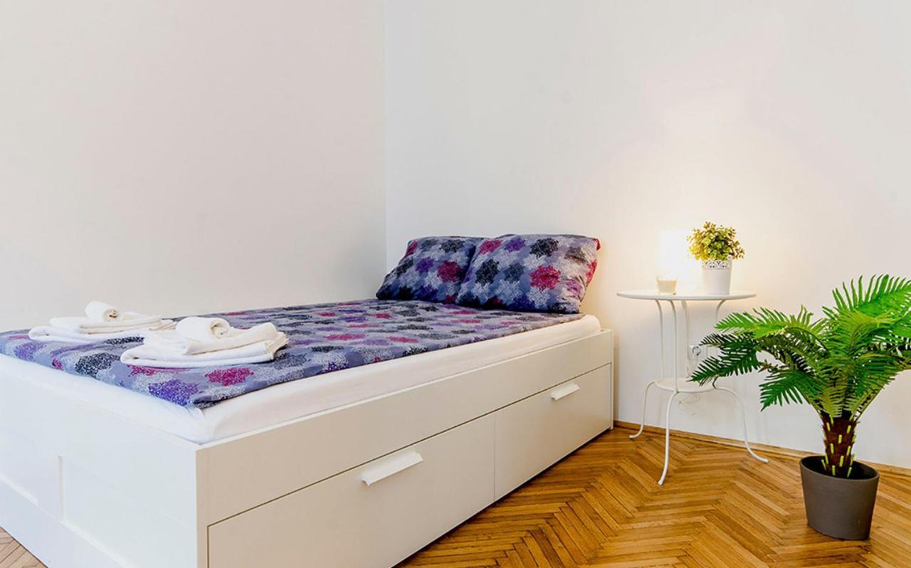 Cozy 2 Bedroom Apartment In Terez Boulevard. Boedapest Buitenkant foto